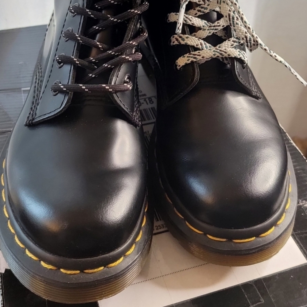 Dr. MARTENS HIGH TOP, SIZE 6 US - Picture 2 of 6